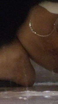 Je regarde une grosse chatte pulpeuse et lisse qui fait pipi