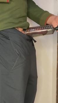 Stiefmoeder geeft borstvoeding aan een grote lul, gebruikt haar penispomp en maakt zijn lul gigantisch.
