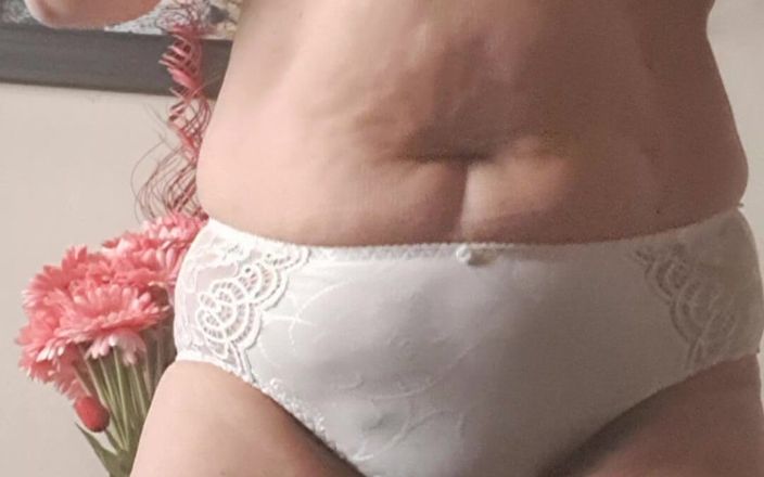 Mommy big hairy pussy: De calcinha e um toque corporal maduro