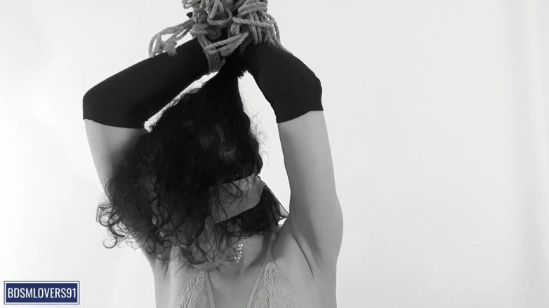 Bdsmlovers91: Skakar ben i svarta strumpbyxor stående pol bondage utan stopp...