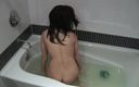 Perv Milfs n Teens: Julie escena - en una bañera con un consolador claro grande -...