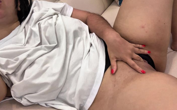 kaithsaumeth: Freches junges mädchen masturbiert im wohnzimmer des hotels - nasses und...