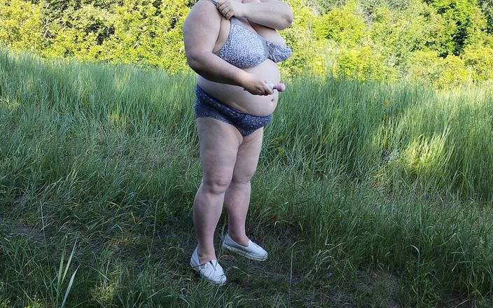 Zona901: Tchýně se svlékla v parku a chčije před všemi
