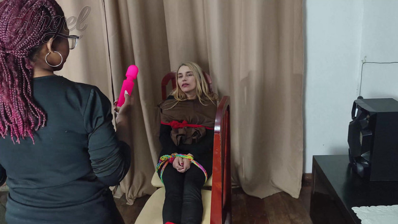 Angel Big B: Făcând-o pe blondă aproape ea însăși de la atâtea gâdilaturi în multe...