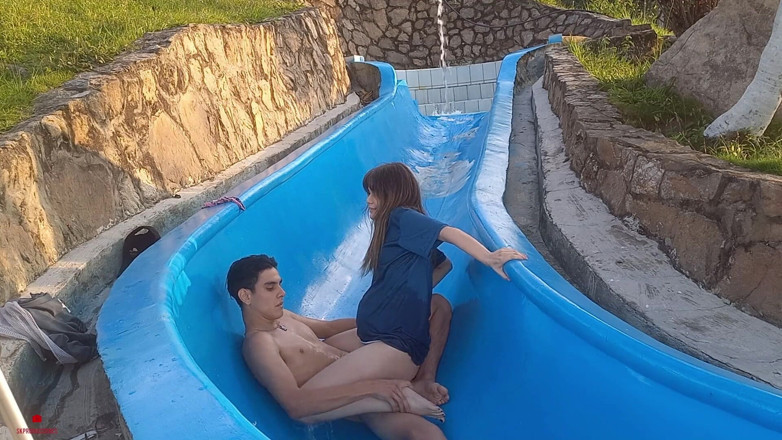 Natasxha: 슬라이드에 갇힌 의붓여친, 그녀를 따먹는 대가로 도움을 제안해