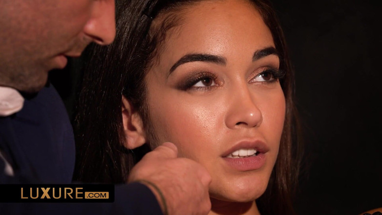 Luxure: Ginebra Bellucci submetida a 2 homens