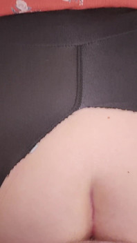 Yaramaz iri güzel üvey anne ve yırtık taytlı sıkı göt deliği için sert anal ceza