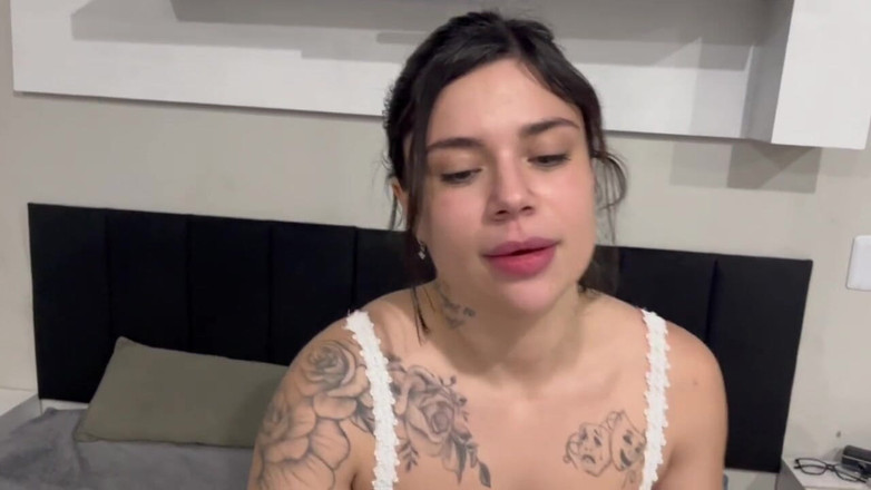 Jenni Faria: Yaramaz kız vajinasında ve anüsünde bir oyuncakla tek başına heyecanlanıyor.