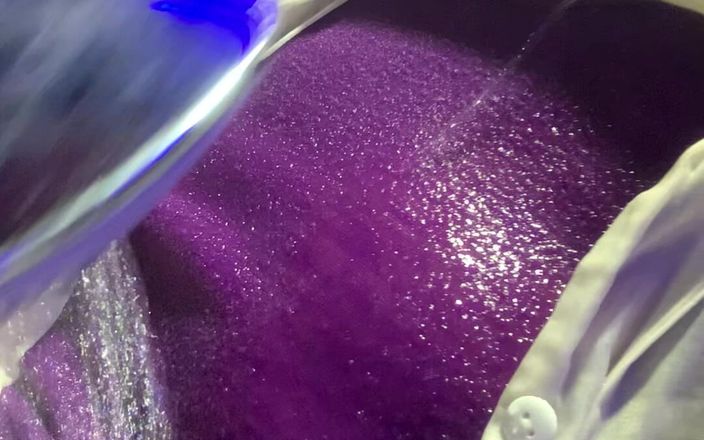 Alexa Cosmic: Smáčení oblečení při honění a stříkání v koupelně ... Wetlook v...