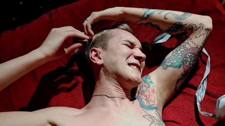 Wanheldvig: Nicky tape bondage di Wan nero si ingambra