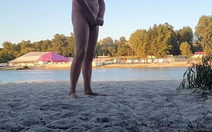Wanker forever: 男人在裸体海滩上撒尿、撸管和射精