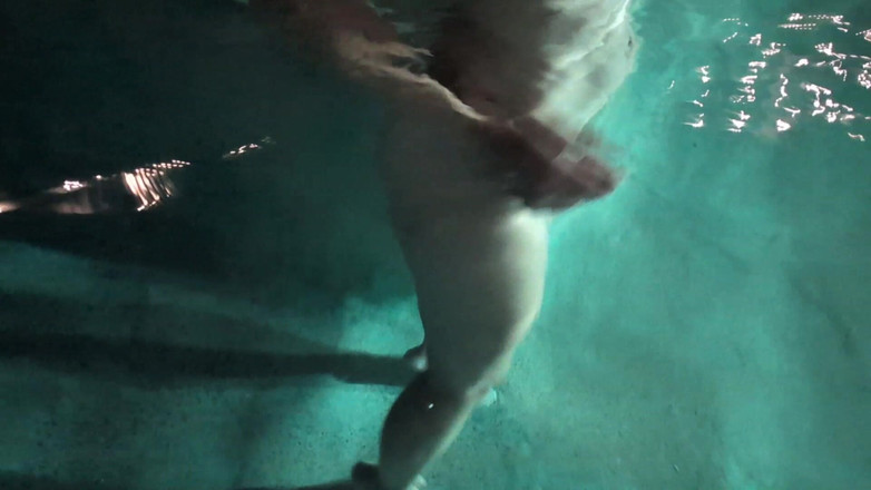 Mimiandevan: Chica Blanca Cazando En El Piscina En Primer Plano