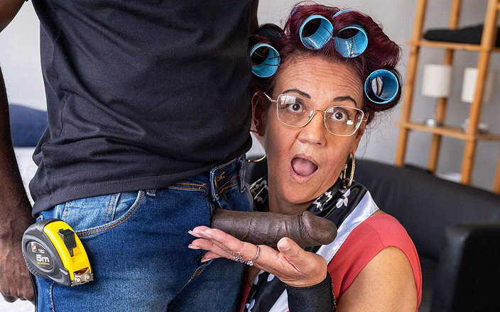 MatureToFuck: Зріла дупа грубо розтягнута великим чорним членом