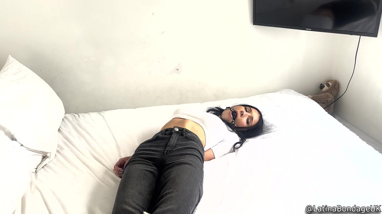 Latina Fetish: Tatti je svázaná a roubíkem se 3 různými ballgags! Tak svázaná! (hd1080p)(diskontováno)