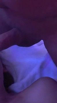 Une grosse salope MILF se fait baiser par des inconnus dans un gangbang