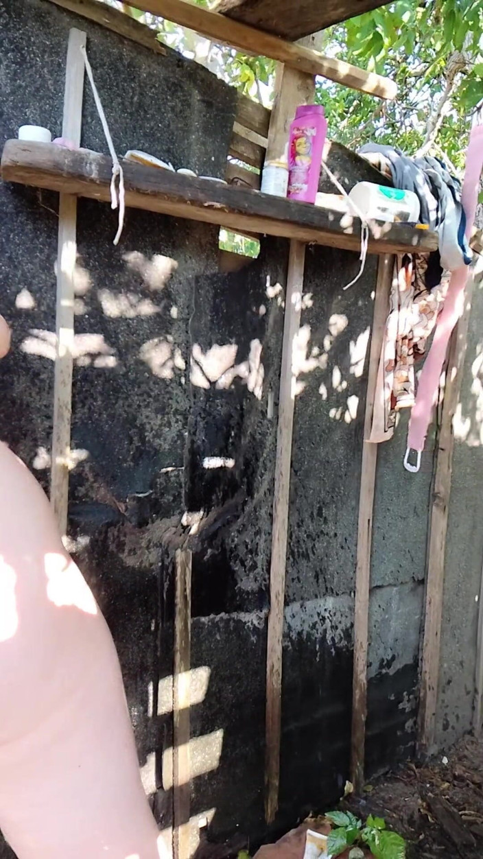 SchoolPrincess: Molliges Mädchen Mit Dicken Titten, Dusche Im Freien Mit Riesigem...