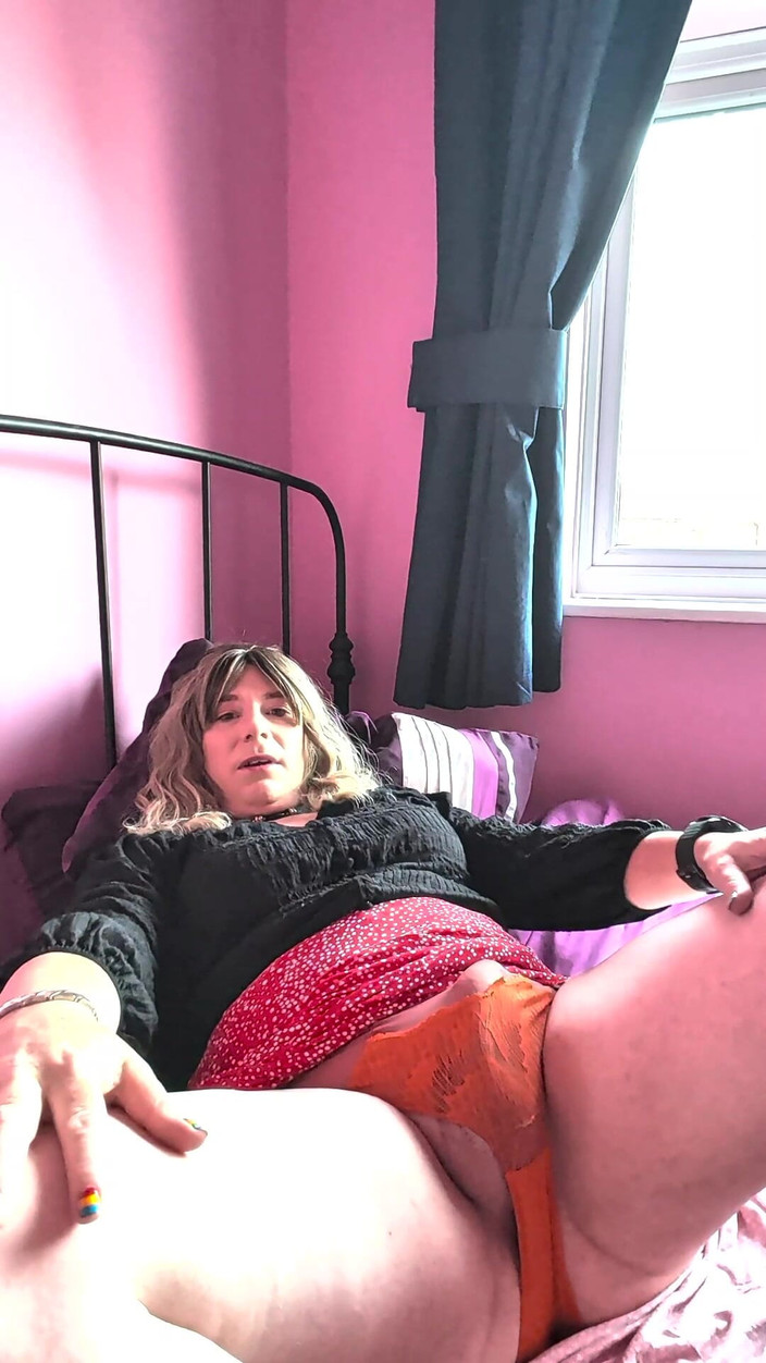 NikkiGee: Nahá Nikki si střílí sperma!