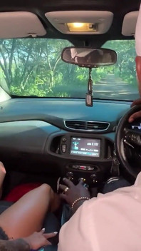 Ich nehme eine unglaubliche vollbusige frau mit nach hause und sie kann nicht zurückhalten - sie bittet mich, ihr meinen schwanz im auto zu zeigen