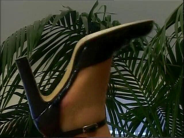 Xtime Network: Ateşli olgun kadın seksi naylon çorap ve topuklu ayakkabılarla sikişmeyi seviyor