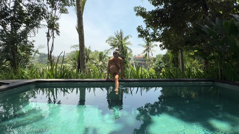 Princess Monica: पूल में घर के बाहर सी-थ्रू पोशाक में छेड़ना, पट्टी