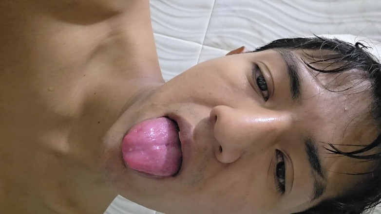 Deiby Latino: Jovem Femboy com nádegas enormes no banheiro
