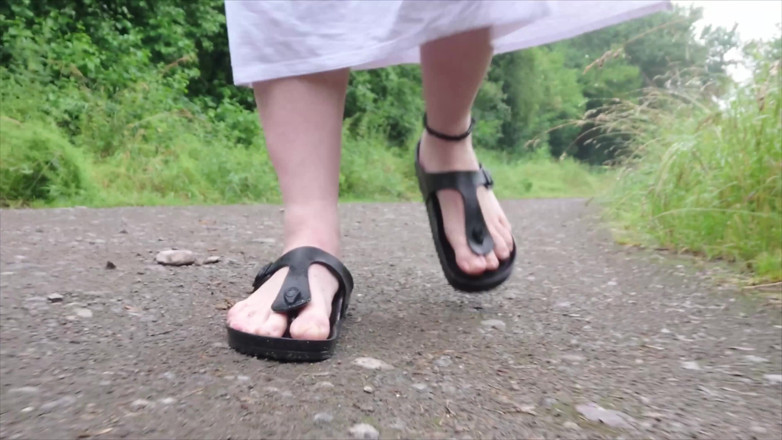 Footfetish: ต้นสนภูเขา Birkenstock สนุกสนานในแอ่งน้ําฝน