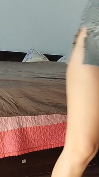 Amatör evli kadın kıyafetlerini deniyor ve kesiyor