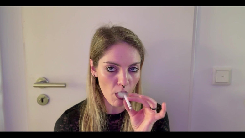 Naughty Natascha: Nahaufnahme Rauchen in schwarzer spitze