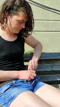 Sara buitenshuis masturbatie