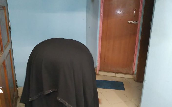Aria Mia: सौतेली मम्मी घर की सफाई कर रही है और सौतेले बेटे ने उसे धक्का दिया और चोदा
