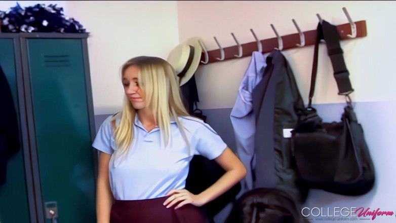 College Uniform: Роздягальня за участю Фіони Г, Хейлі-Марі