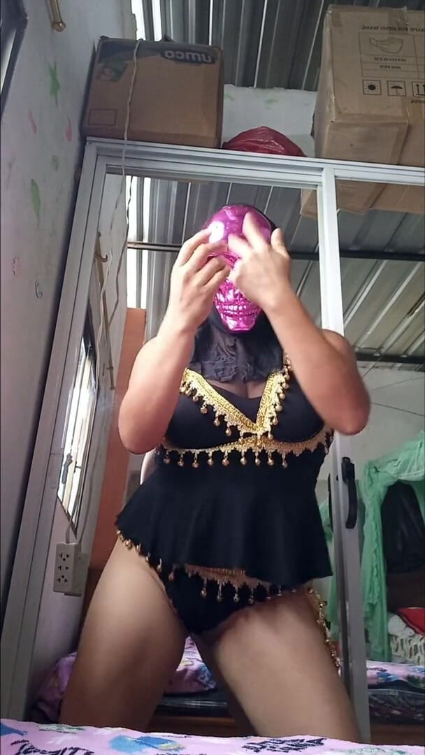 Martin13: Arabisch model voert een erotische dans uit