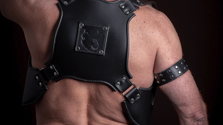 MusclesCigarsFFPig: Latexový doutník na gauči