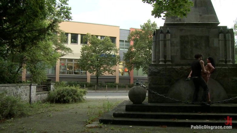 Public Disgrace by Kink: Gagică europeană dezonorată pe străzi