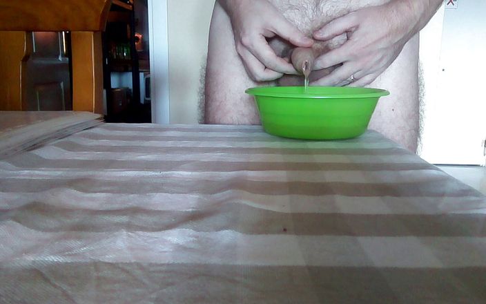 Sex hub male: John sta pisciando in una ciotola verde sul tavolo