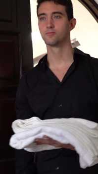 Memek berbulu si cewek seksi rambut merah dientot sama pembantu hotel
