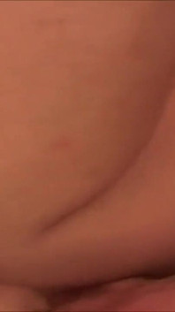 Šťastná brunetka má tvrdý gangbang ve své kundičce zblízka