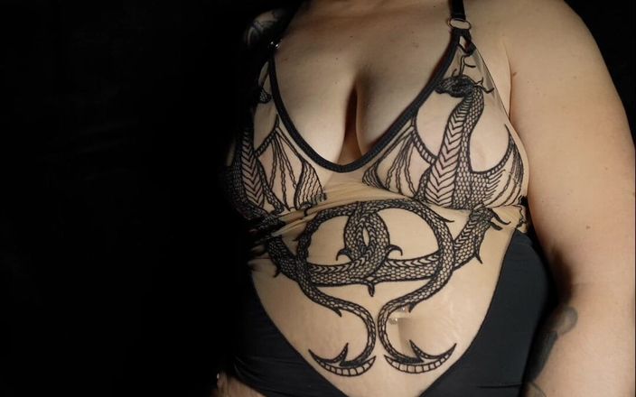 Hecate Reigns: Mainanku yang dikurung: aku muncratin dia lagi dan lagi
