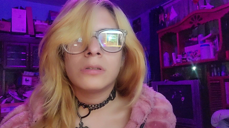 Crystal Phoenix: Sissy bär ett sexhalsband i kyrkan Asmr