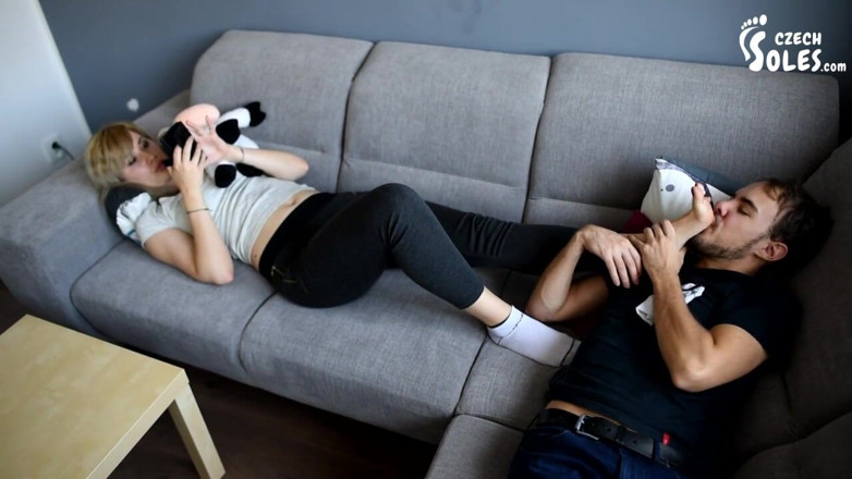 Czech Soles - foot fetish content: Un'occasione per annusare i suoi calzini