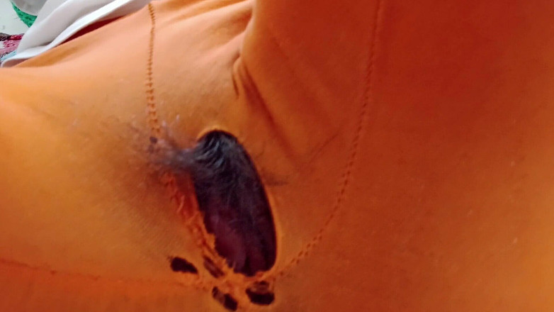 BW_Dolphin: Indická dívka pracuje z domova s dírou v kalhotách. Zobrazení...