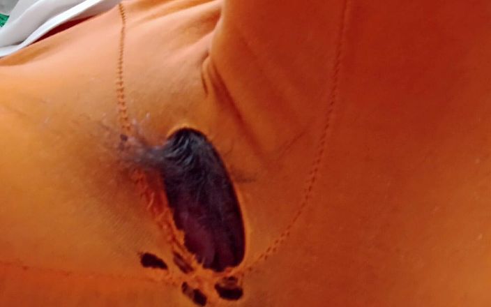 BW_Dolphin: भारतीय लड़की अपनी पैंट में छेद के साथ घर से काम कर रही है। टेबल व्यू के तहत