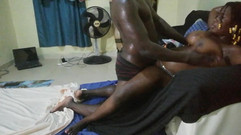 Pornsexlive: 当我湿了，我的继妹