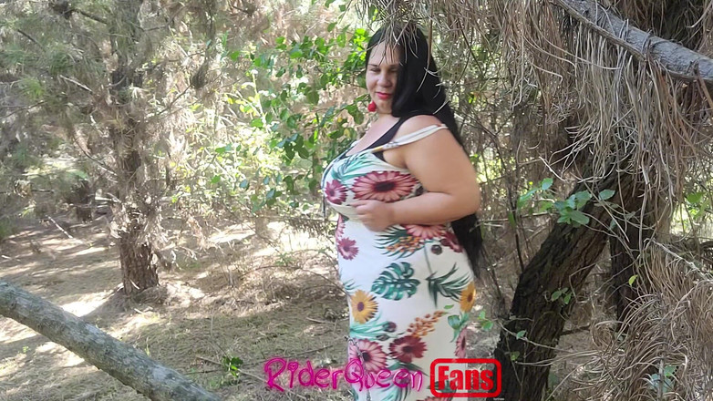 Riderqueen BBW Step Mom Latina Ebony: Riderqueen lagi sendirian di luar ruangan, video untuk penggemar