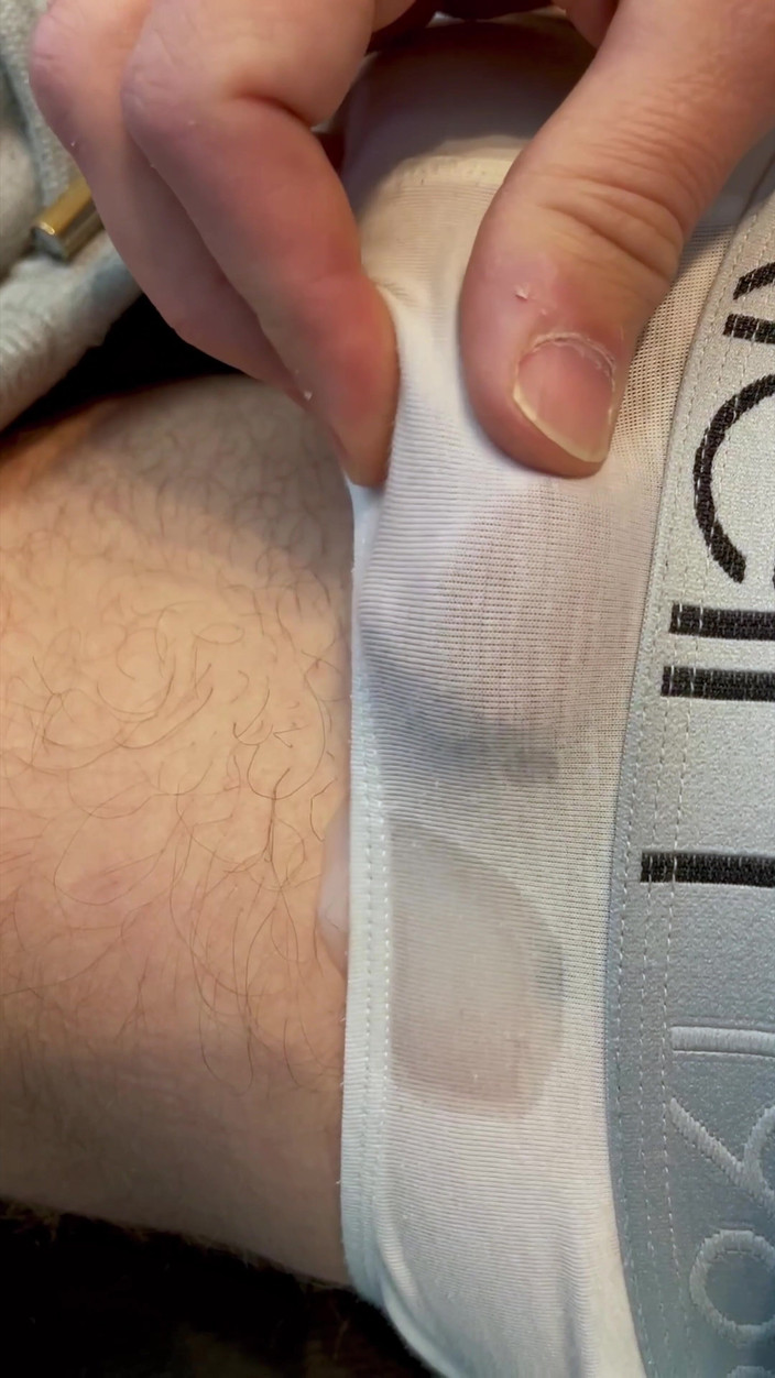 NakedFoxx: Orgasmo frenulo e sborra strofinandomi il cazzo attraverso i miei...