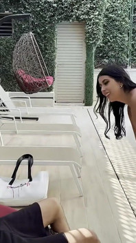 Una Bruna Sexy Mi Seduce E Mi Fa Venire in Una Piscina Pubblica
