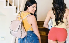 Sislovesme - üvey erkek kardeş üvey kız kardeşleri Miranda Miller ve Judy Jolie'yi öpüşüyor ve onlara katılıyor