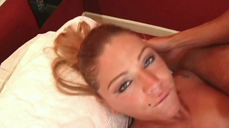 Shemale TS Collection: सुनहरे बालों वाली कामुक ट्रॅनी को सौतेले भाई से पहली गांड चुदाई मिलती है