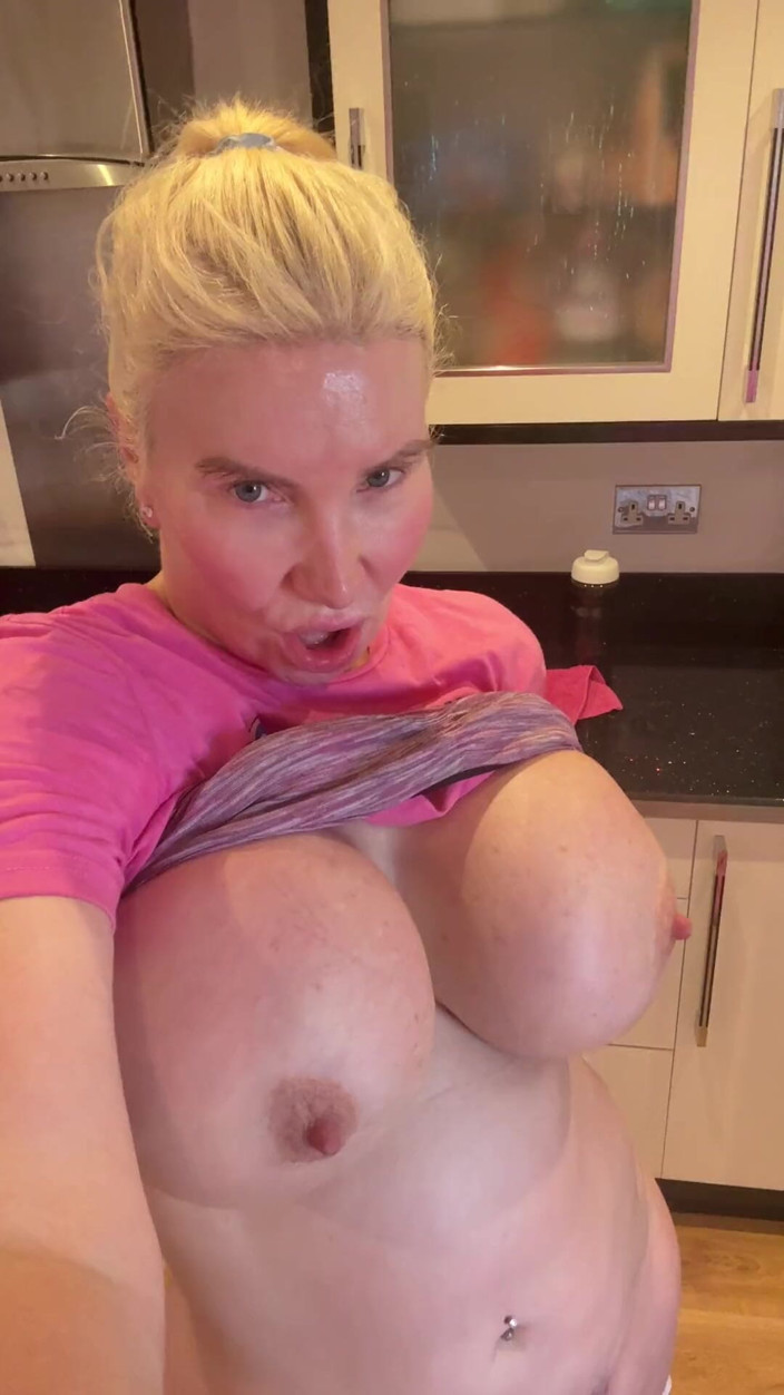 Sophie James: Terli kremsi kıllı amcık spor salonundan hemen geri döndüm deliklerimi...