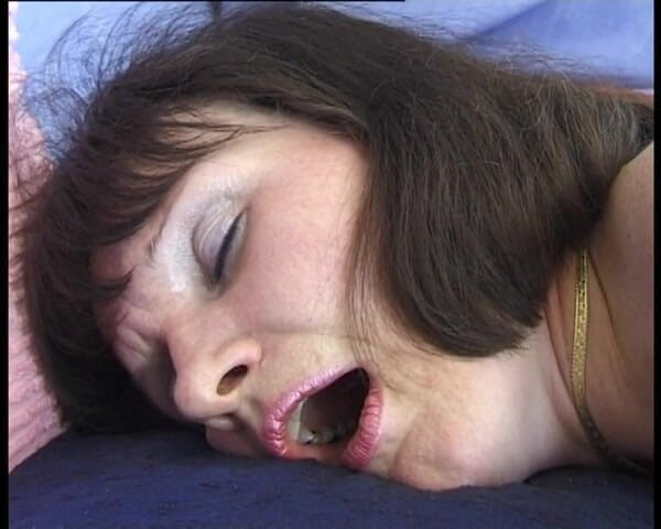 YOUR FIRST PORN: Hausfrau Janine - Geil Auf Muschi Rasieren und Dildospiele - Hospodyňka Janine -...